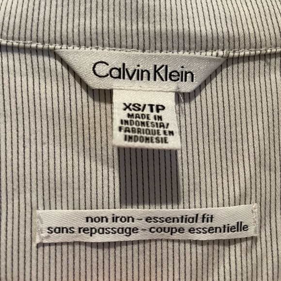 Women’s Calvin Klein dress shirt - Picture 3 of 4